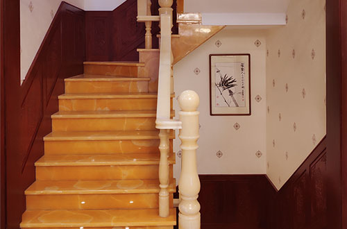 玉林中式别墅室内汉白玉石楼梯的定制安装装饰效果