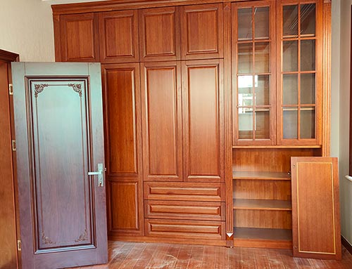 玉林中式家庭装修里定制的实木衣柜效果图